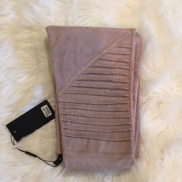 💙 Boutique Host Pic 🆕 Sara’s Suede Leggings - Picture 7 of 7